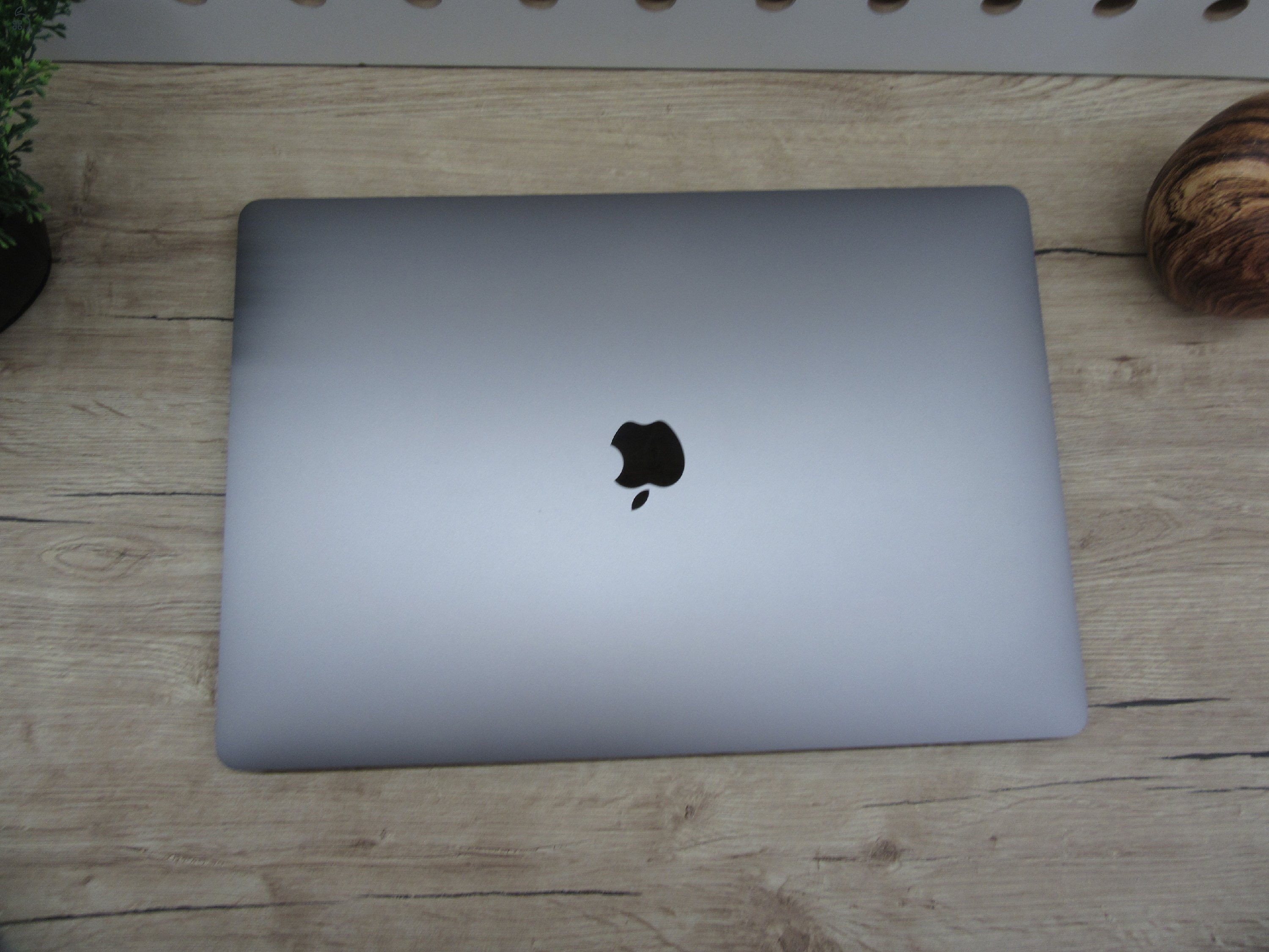 Apple Retina Macbook Pro 16 - 2019 - Használt, karcmentes