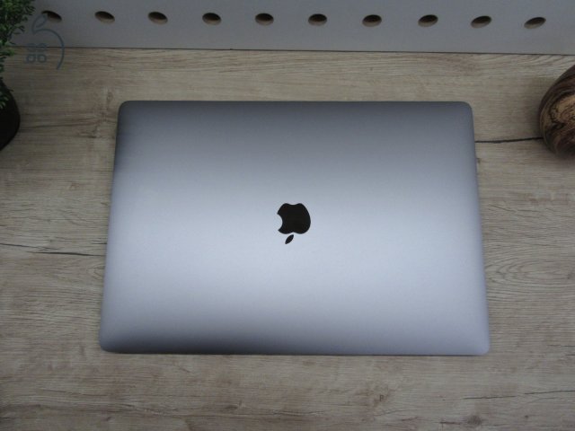 Apple Retina Macbook Pro 15 - 2017 - Használt, megkímélt