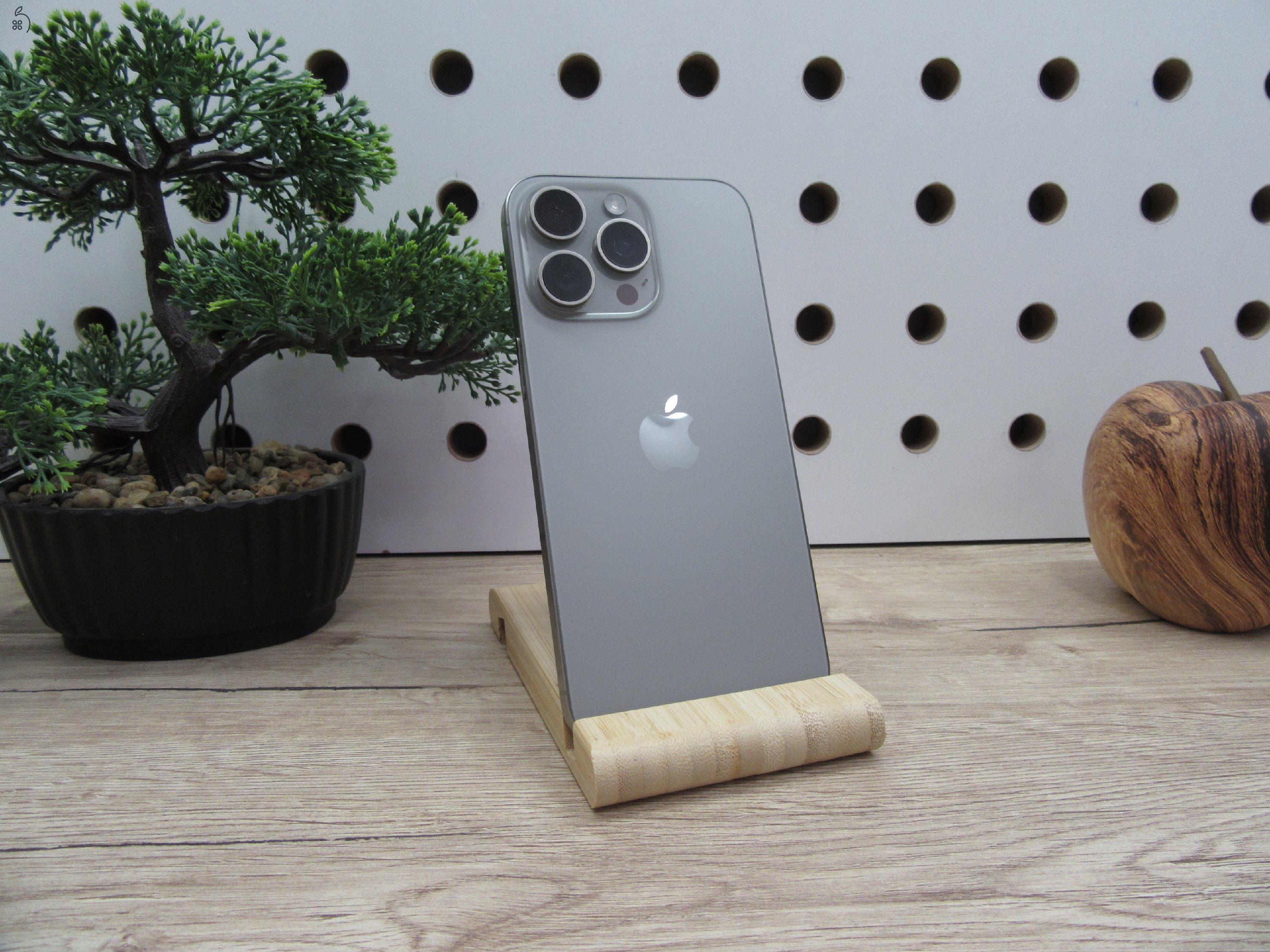 Apple iPhone 15 Pro Max - Natural Titanium - Használt, karcmentes