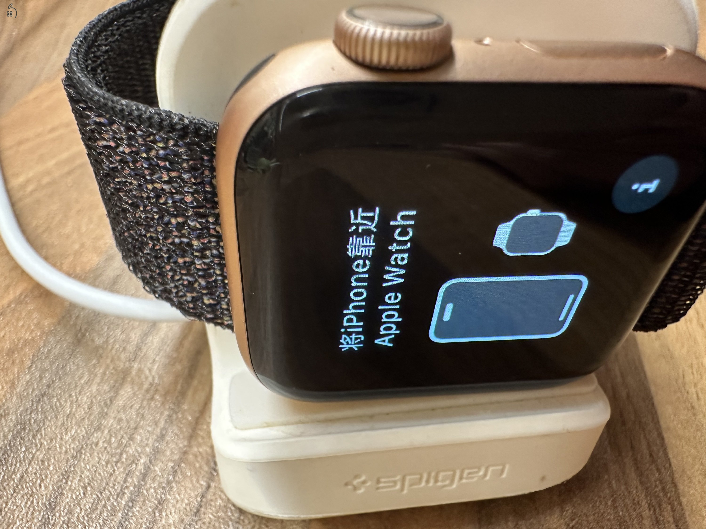 Arany alumínium tokkal, eredeti dobozban  szép állapotú apple watch 4-es 