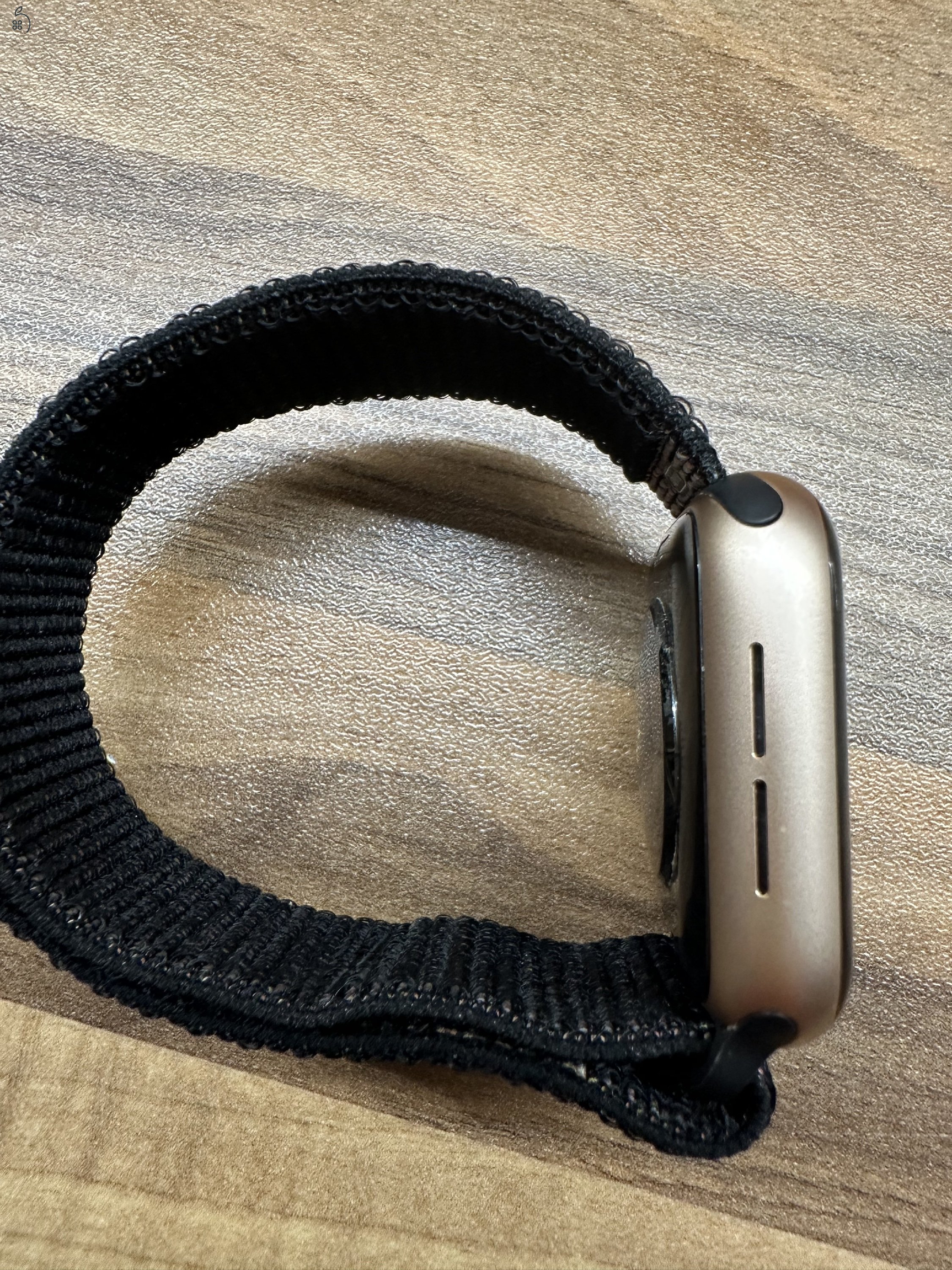 Arany alumínium tokkal, eredeti dobozban  szép állapotú apple watch 4-es 