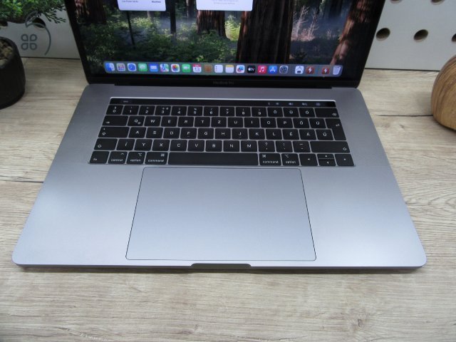 Apple Retina Macbook Pro 15 CTO - 2019 - Használt, karcmentes