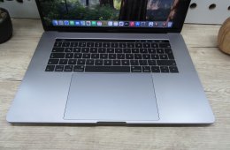 Apple Retina Macbook Pro 15 CTO - 2019 - Használt, karcmentes