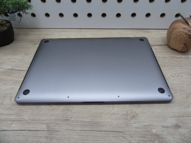 Apple Retina Macbook Pro 15 CTO - 2019 - Használt, karcmentes