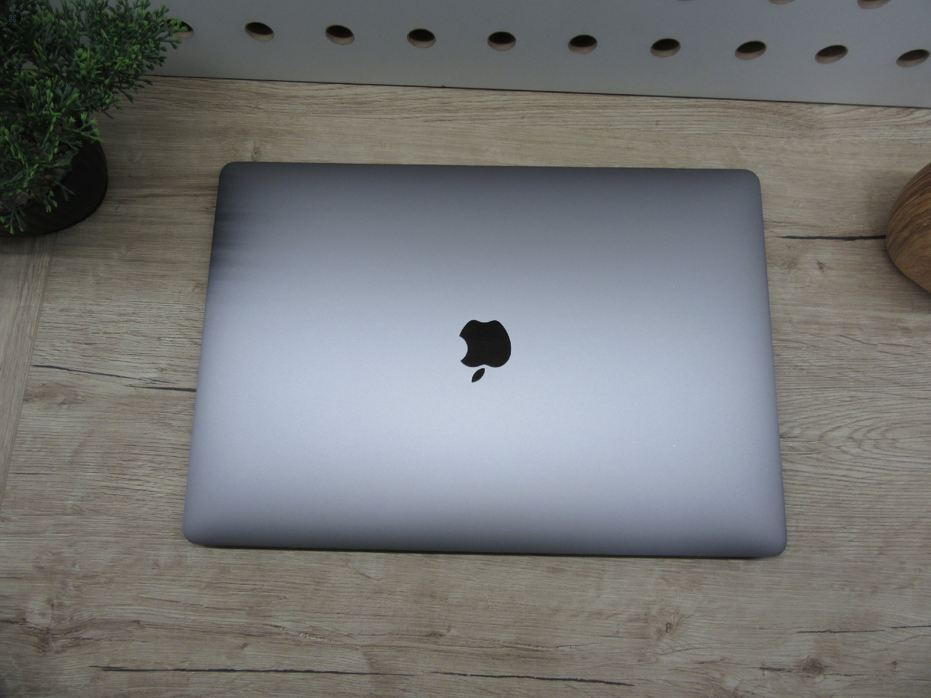 Apple Retina Macbook Pro 15 CTO - 2019 - Használt, karcmentes