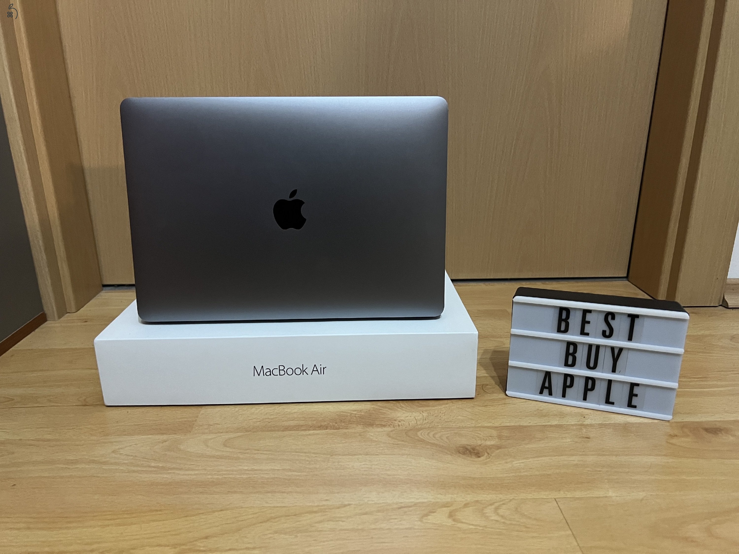 2019 Retina MacBook Air 13 / i5 1.6GHz / 8GB / 256GB SSD / Magyar / Space Gray / Új Aksi / Eladó