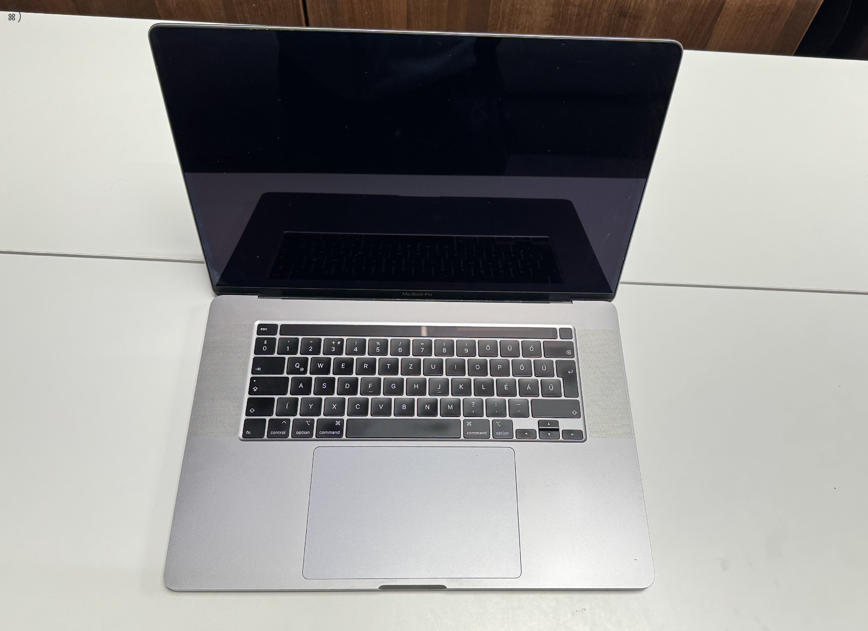 Eladó gyönyörű állapotban levő 2019-es Apple MacBook Pro 16” eredeti dobozával, töltőjével. Intel i9 processzor 1TB SSD, 16GB RAM