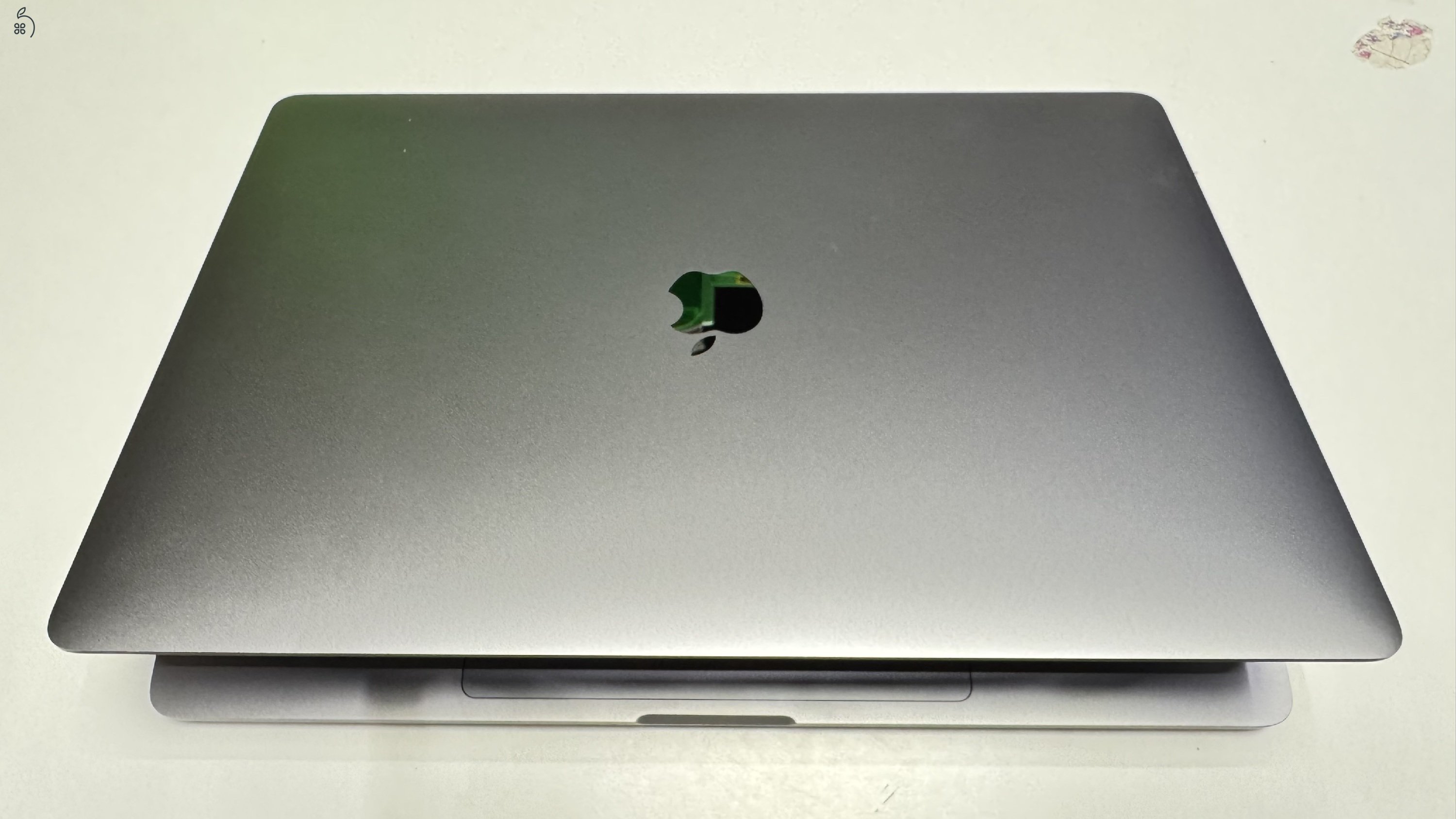 Eladó gyönyörű állapotban levő 2019-es Apple MacBook Pro 16” eredeti dobozával, töltőjével. Intel i9 processzor 1TB SSD, 16GB RAM