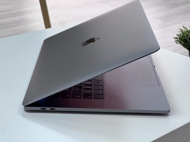 MacBook Pro 2017 15 256GB 2 ÉV Garanciával Számlával