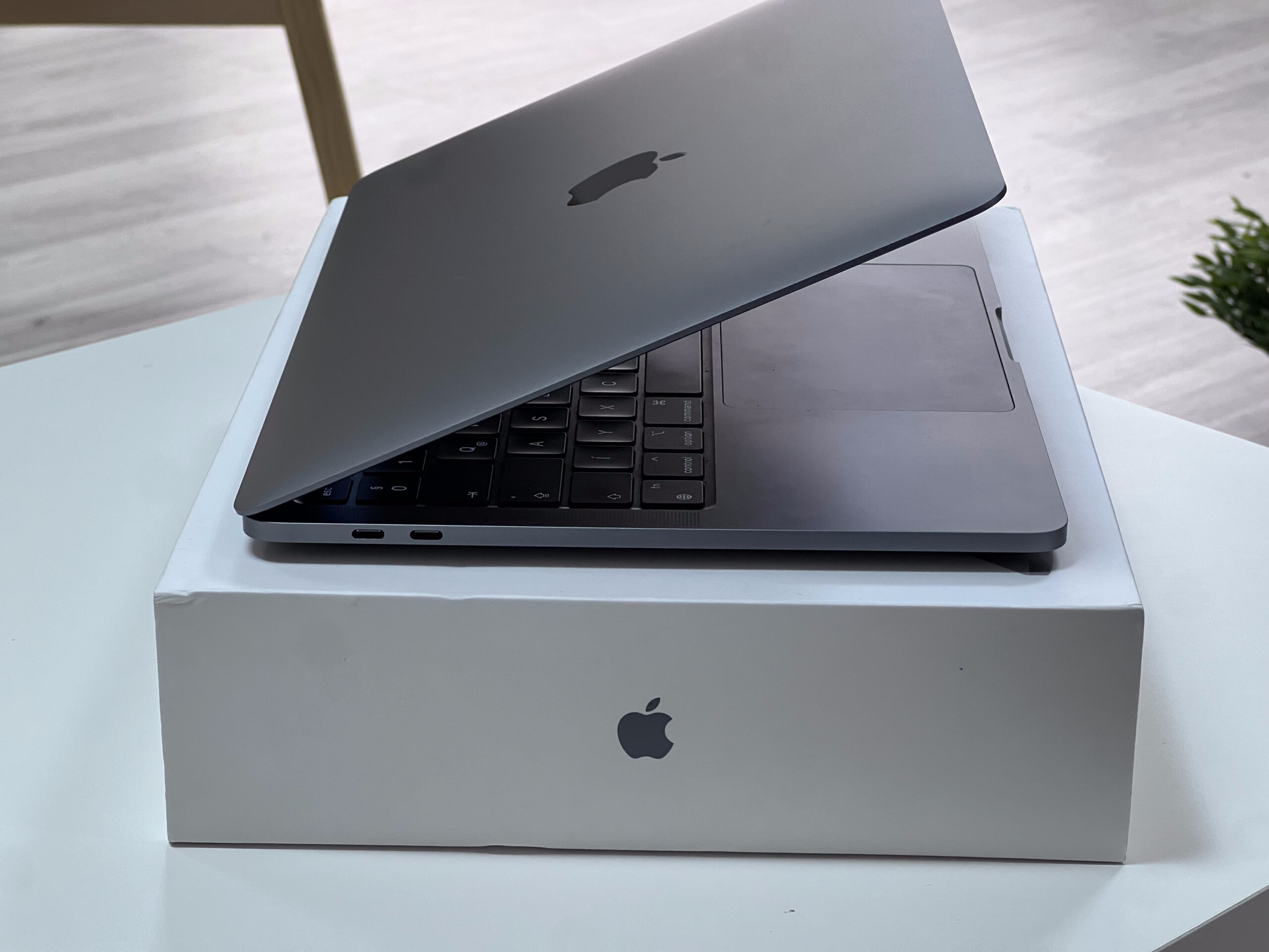 Hibátlan MacBook Pro 2020 13 M1 256GB 2 ÉV Garanciával Számlával Aksi 97%