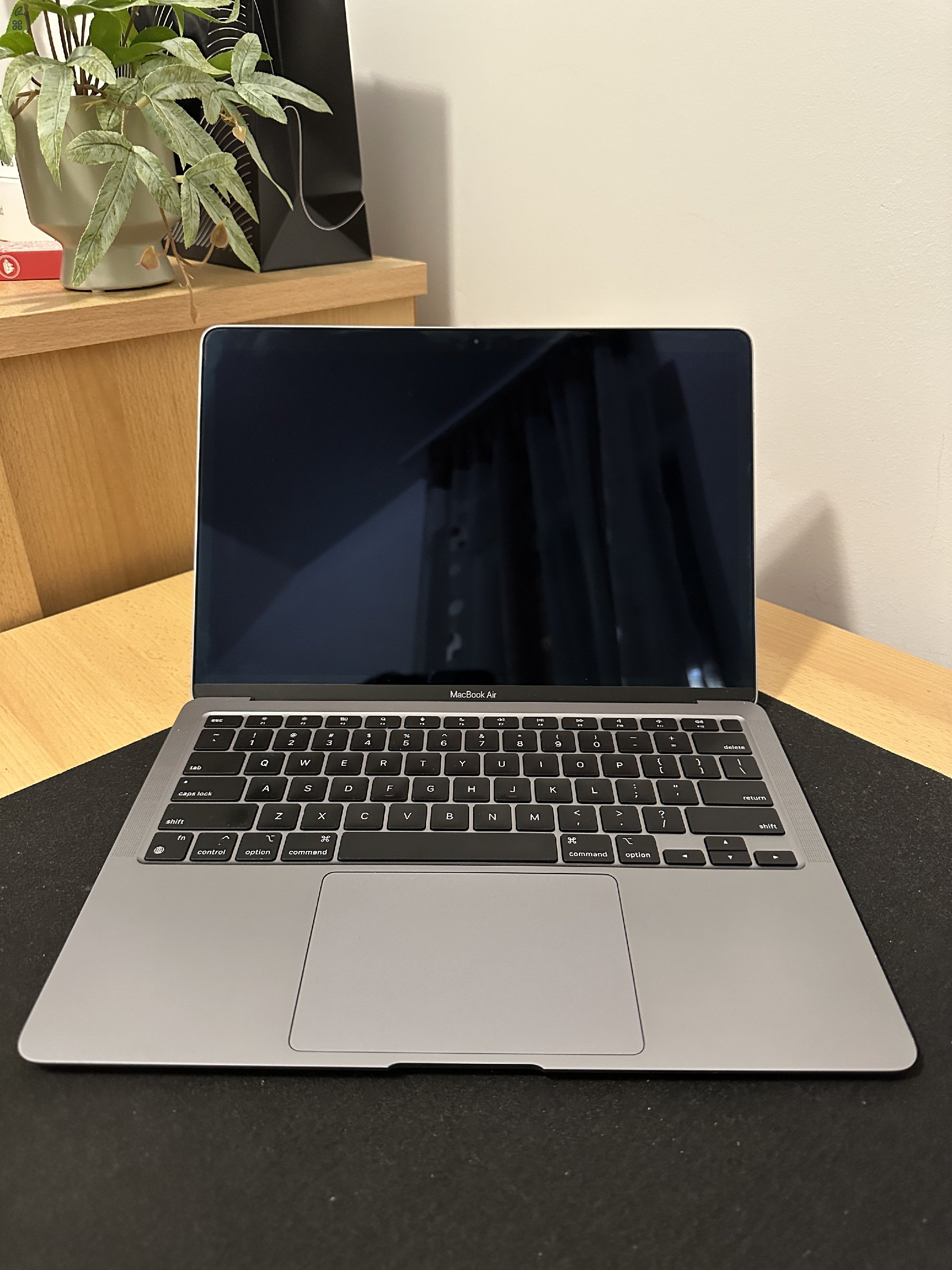 2020 MacBook Air M1 / 8GB / 256GB SSD