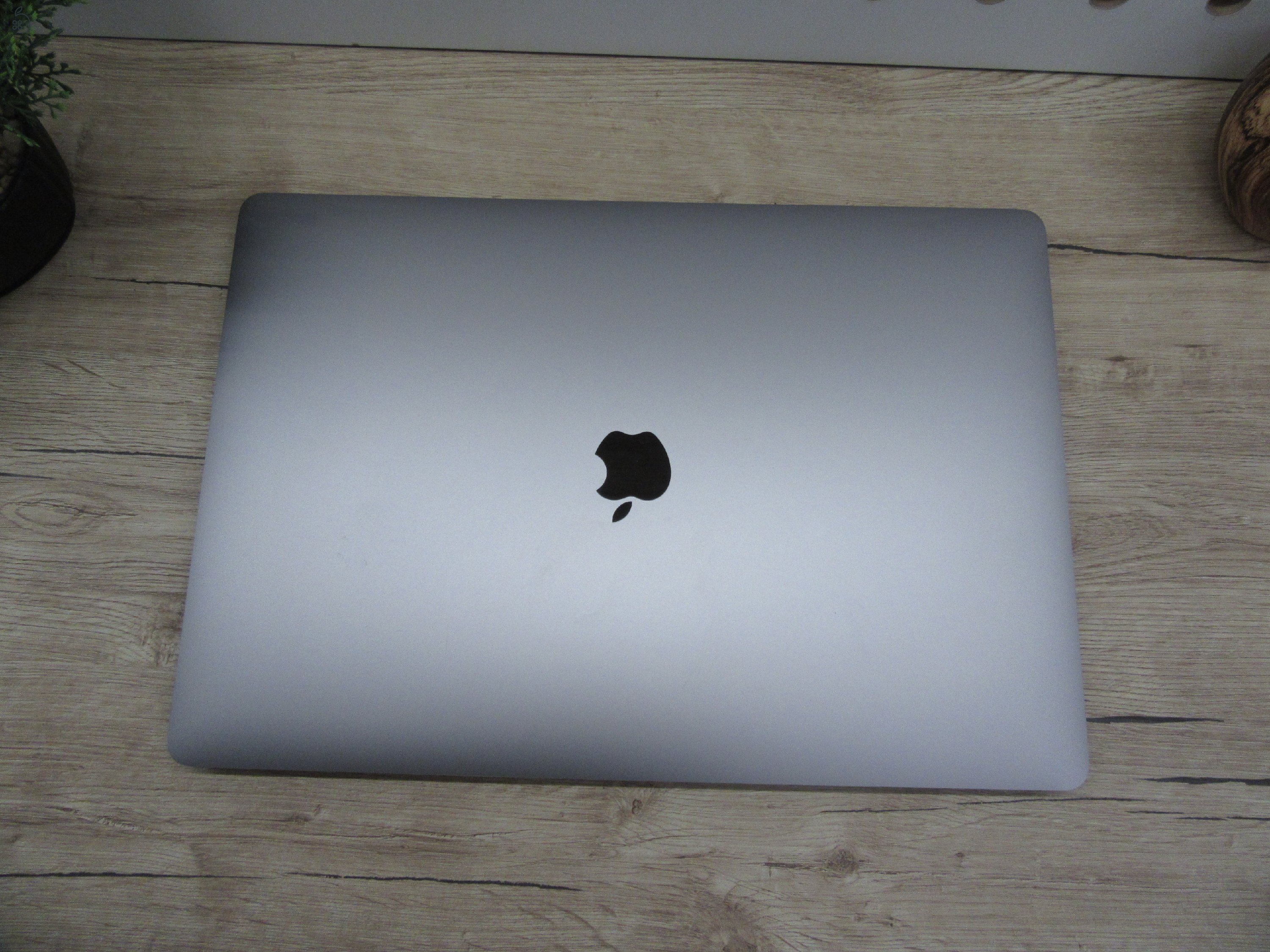 Apple Retina Macbook Pro 16 - 2019 - Használt, megkímélt