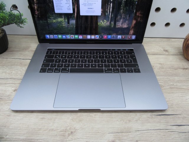 Apple Retina Macbook Pro 15 - 2018 - Használt, megkímélt