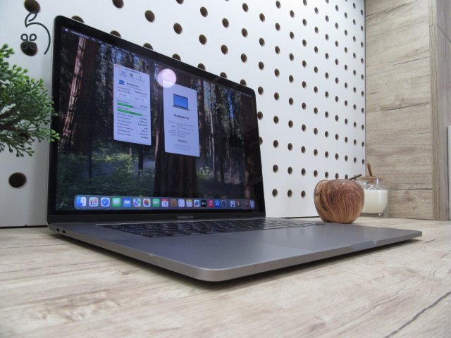 Apple Retina Macbook Pro 15 - 2018 - Használt, megkímélt