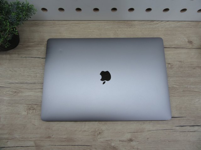 Apple Retina Macbook Pro 15 - 2018 - Használt, megkímélt