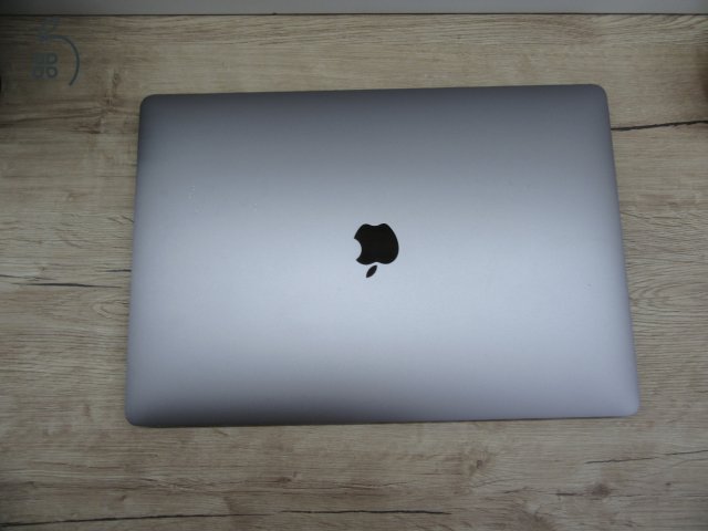 Apple Retina Macbook Pro 15 - 2018 - Használt, megkímélt állapot