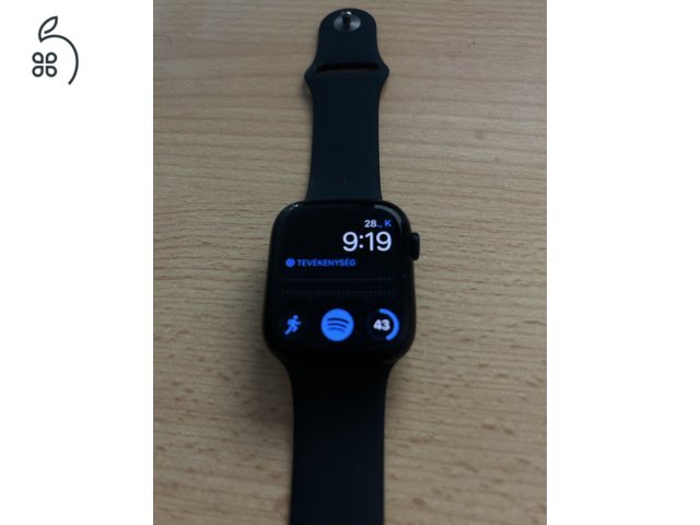 Apple Watch Series 8 GPS 45mm éjfekete alumíniumtok, éjfekete sportszíj 