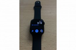 Apple Watch Series 8 GPS 45mm éjfekete alumíniumtok, éjfekete sportszíj 