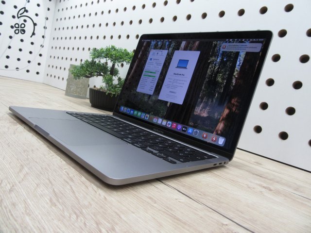 Apple Retina Macbook Pro 13 - 2020 - Használt, újszerű állapot