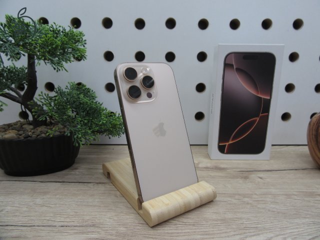 Apple iPhone 16 Pro - Desert Titanium - Használt, karcmentes