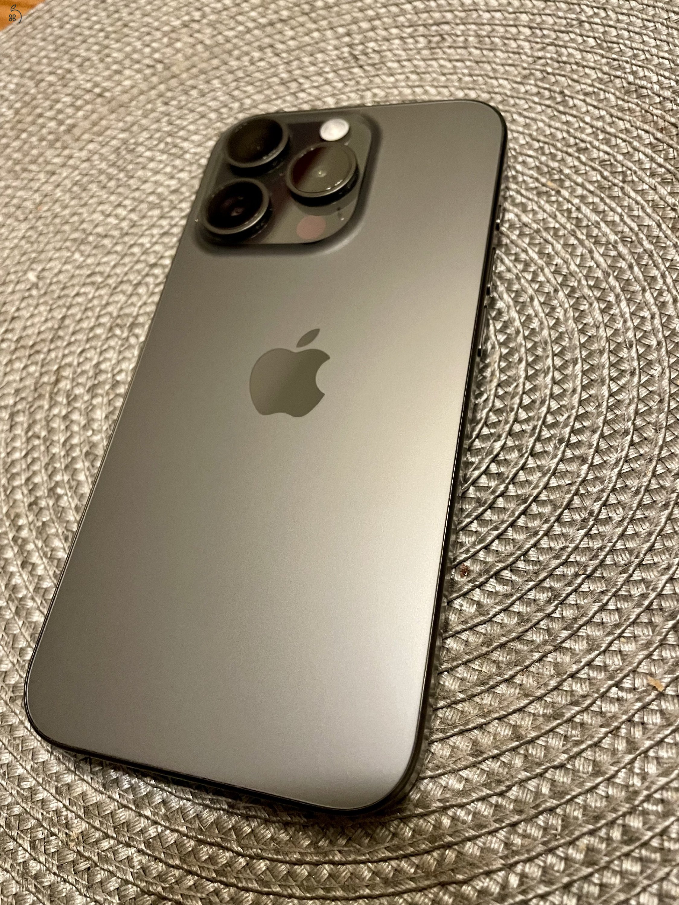 Fekete iPhone 15 pro eladó