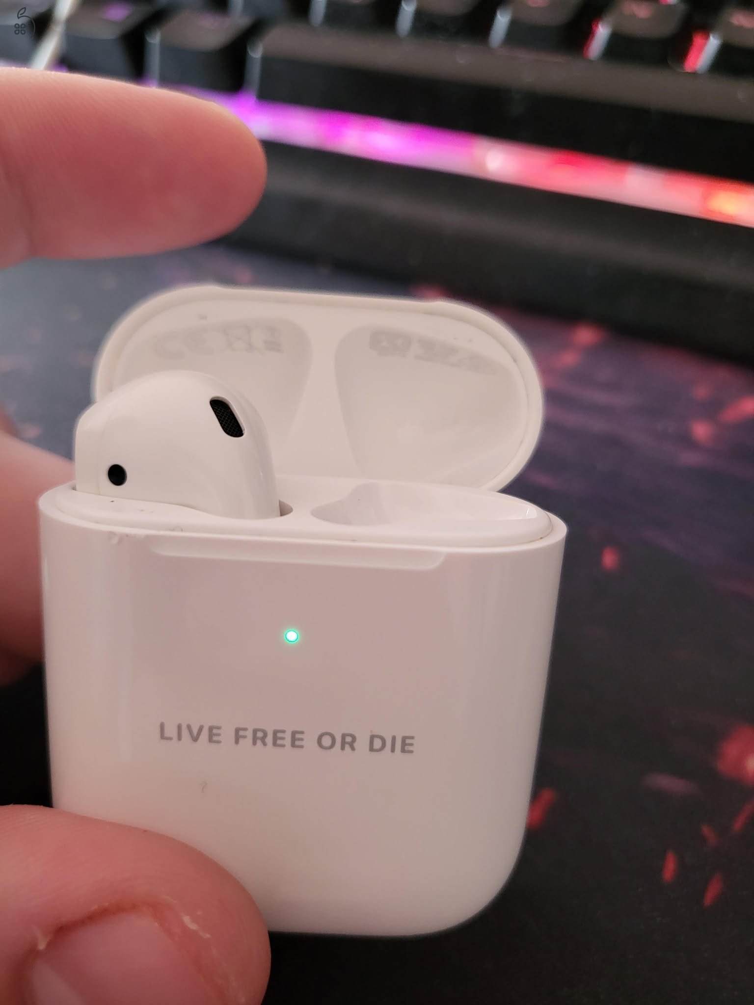 UTOLSÓ ÁR! AirPods 2 Vezetéknélküli töltőtok+baloldal