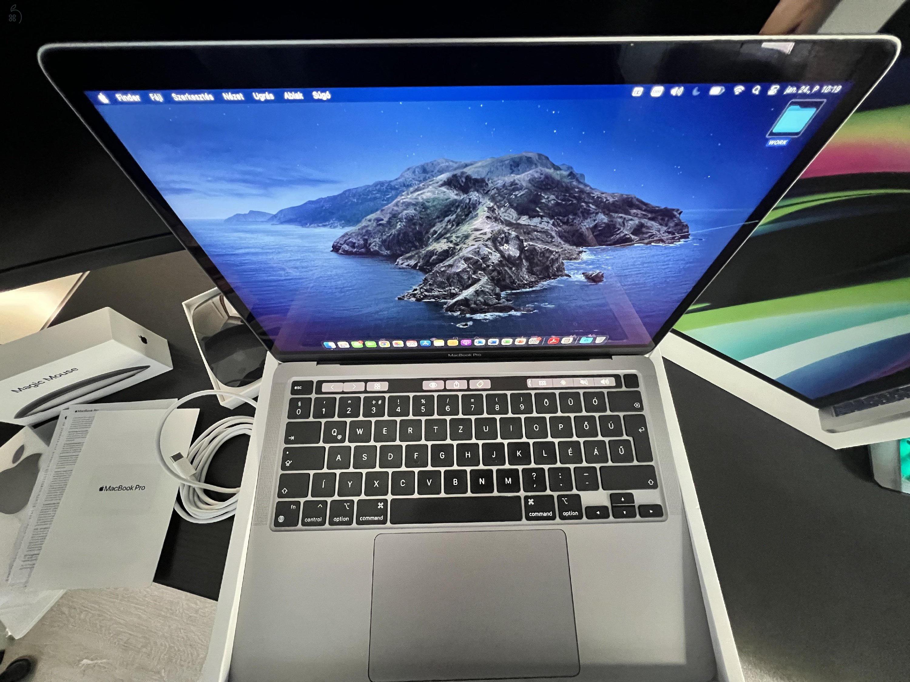 Eladó MacBook Pro (13-inch, M1, 2020, Space Grey, Touch Bar) + Magic Mouse 3