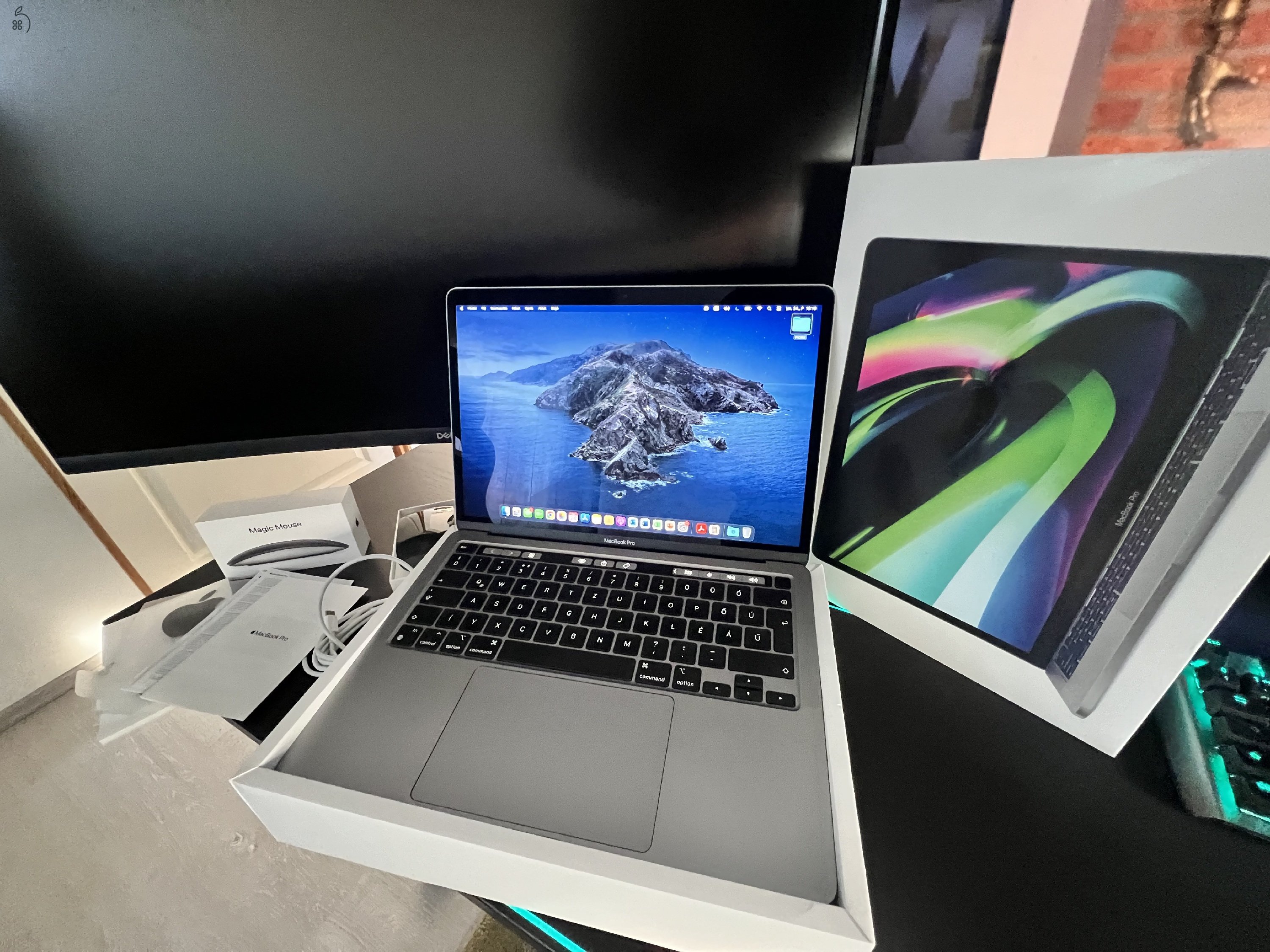 Eladó MacBook Pro (13-inch, M1, 2020, Space Grey, Touch Bar) + Magic Mouse 3