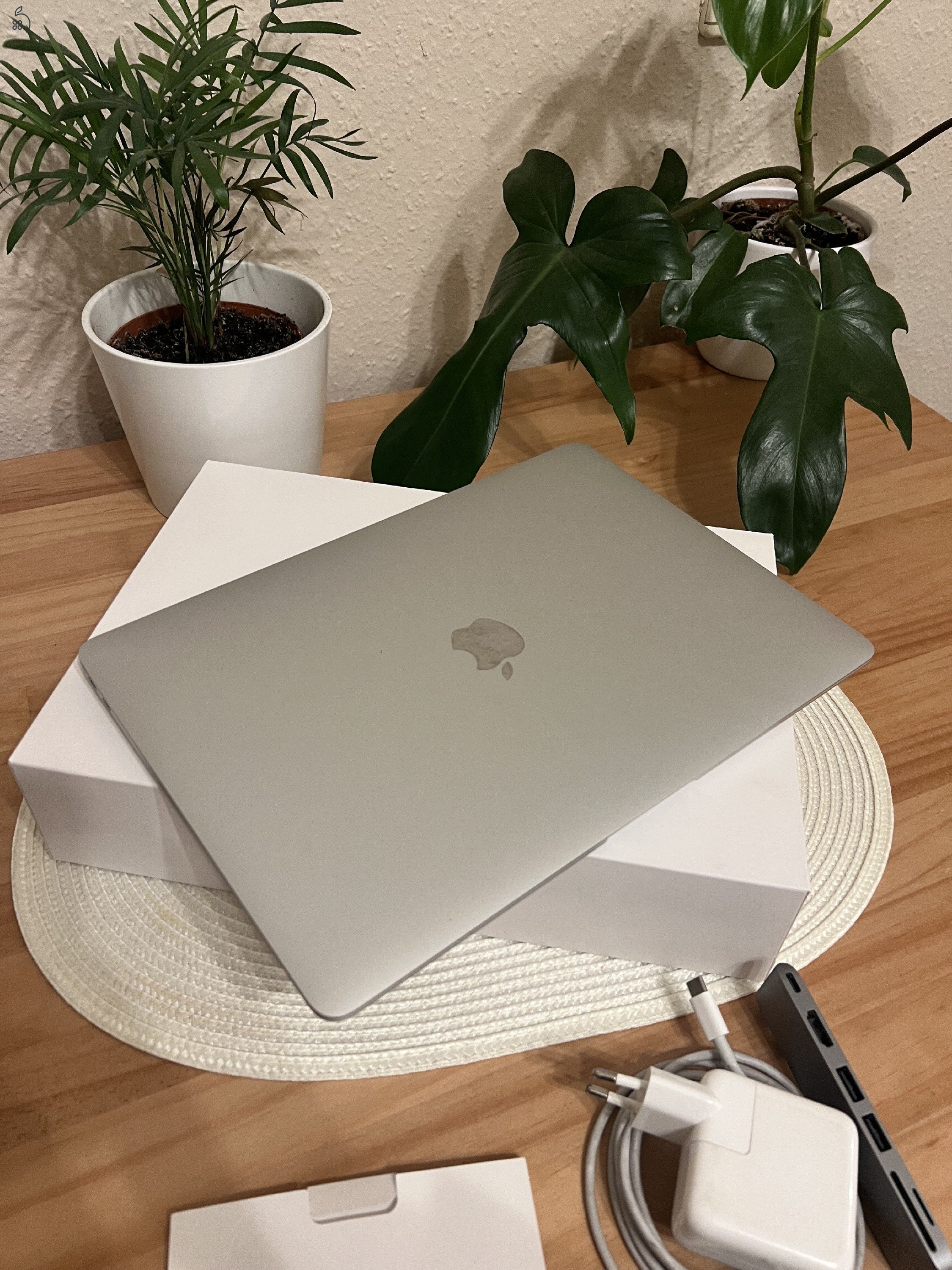 Apple MacBook Air M1 13,3 8GB/256GB SSD + Ajándék Ugreen USB-C HUB