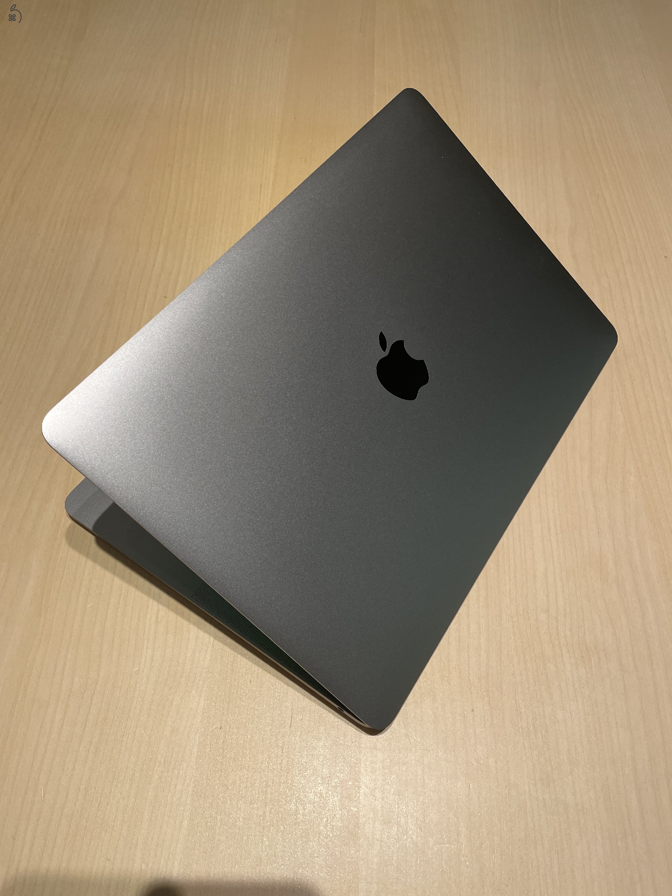 Macbook Air Retina M1 + Satechi billentyűzet és usb hub