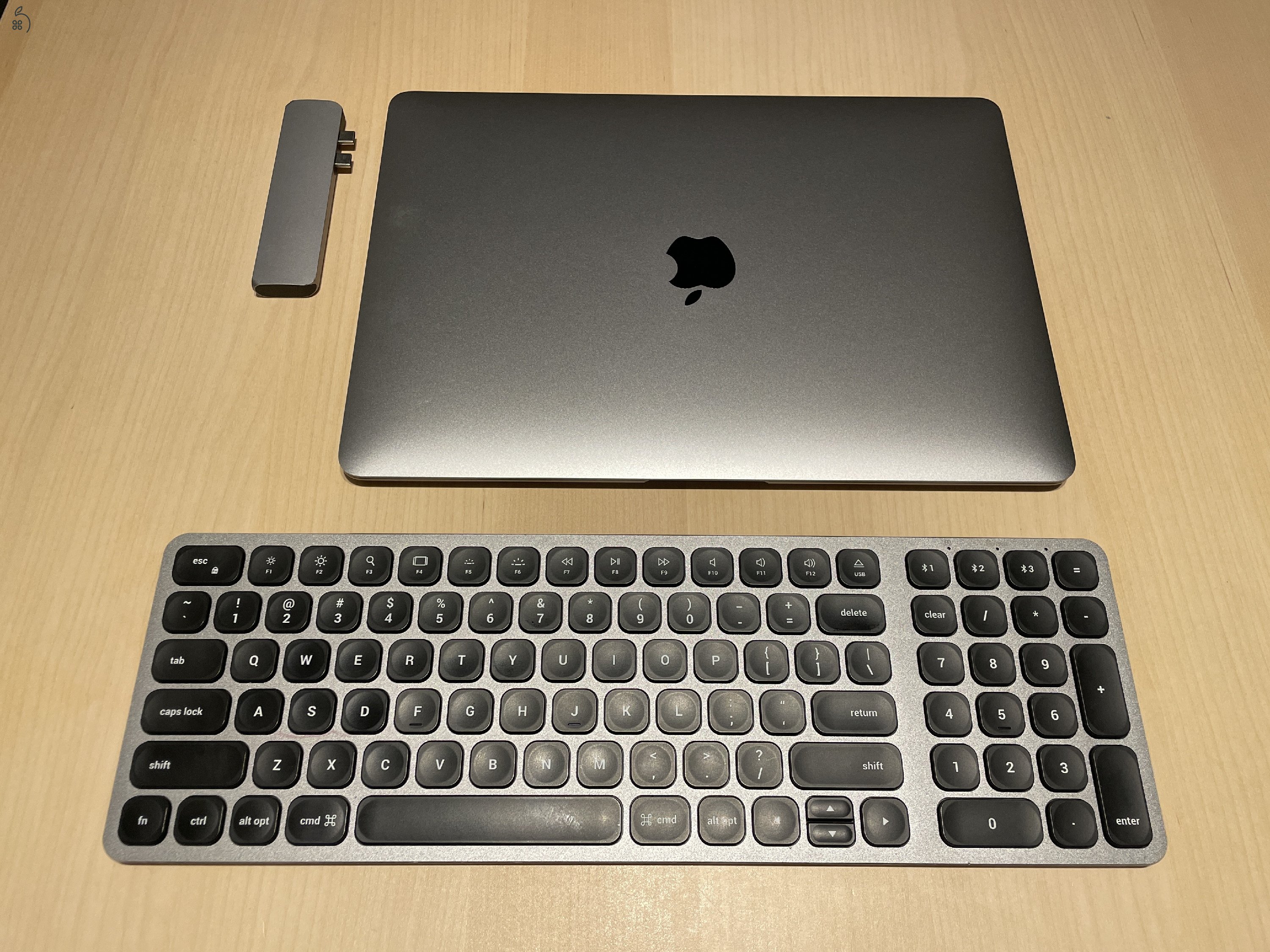 Macbook Air Retina M1 + Satechi billentyűzet és usb hub