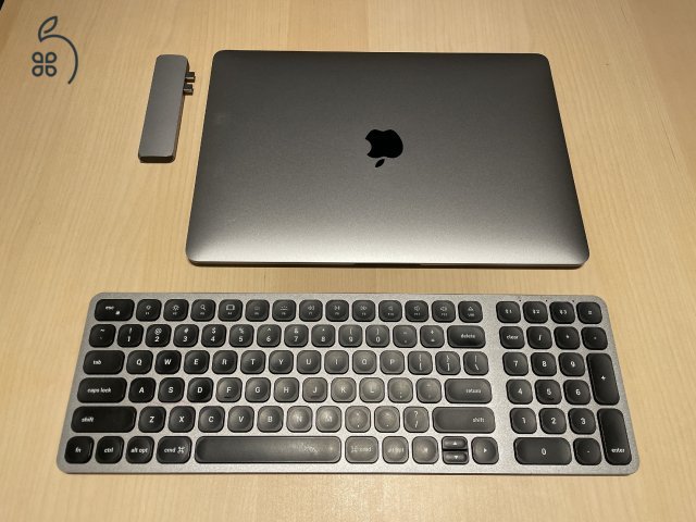 Macbook Air Retina M1 + Satechi billentyűzet és usb hub