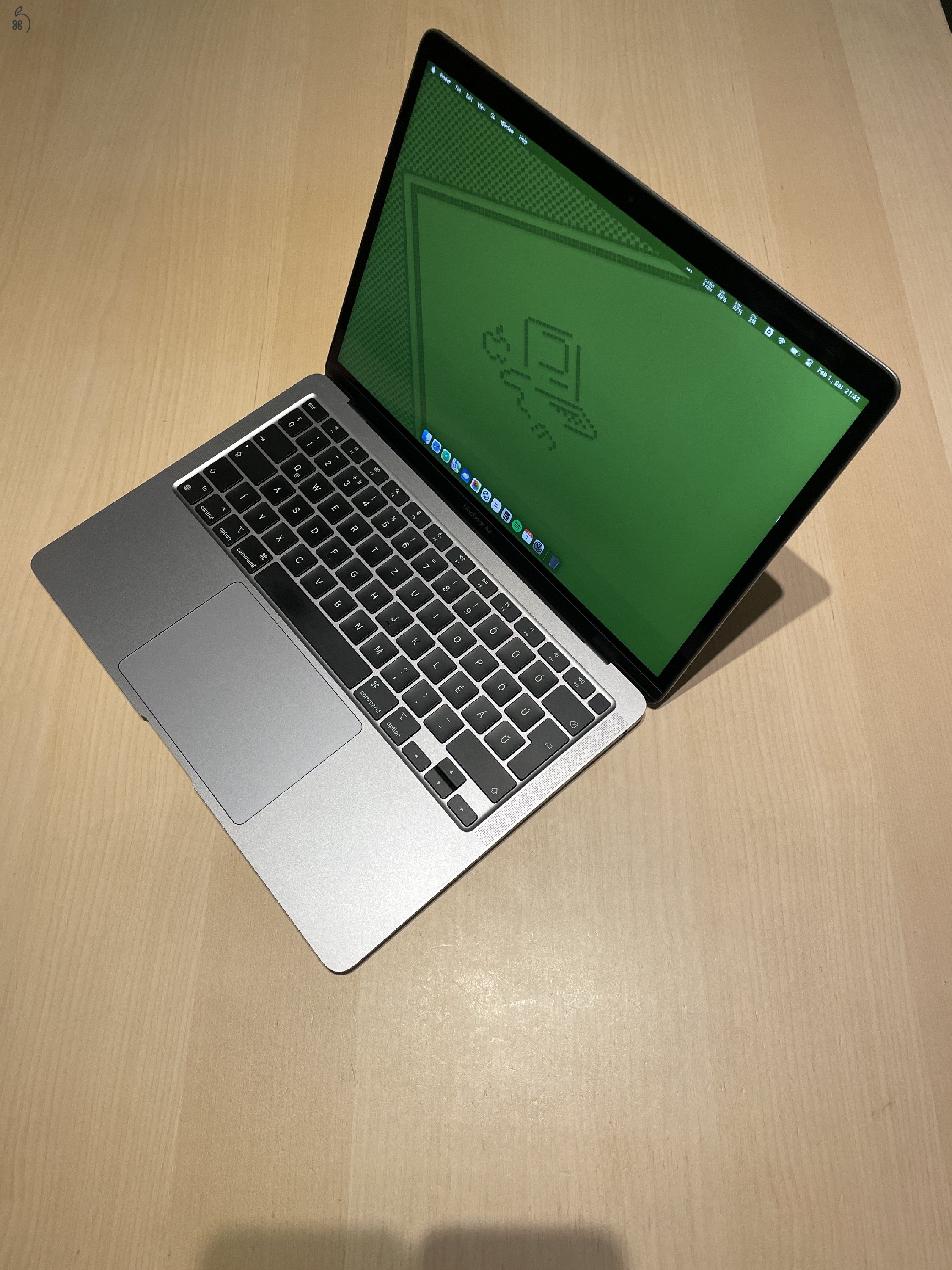 Macbook Air Retina M1 + Satechi billentyűzet és usb hub