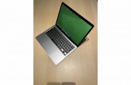 Macbook Air Retina M1 + Satechi billentyűzet és usb hub