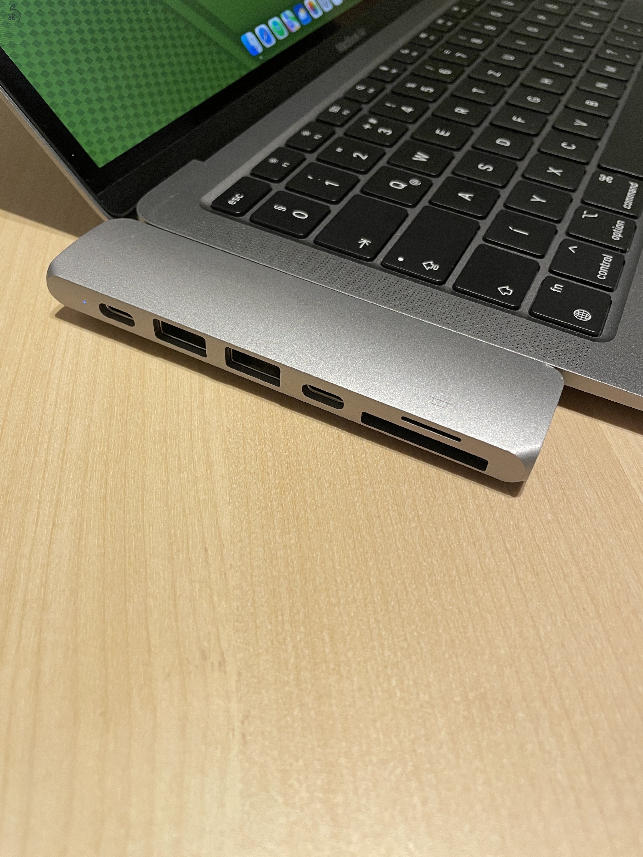 Macbook Air Retina M1 + Satechi billentyűzet és usb hub