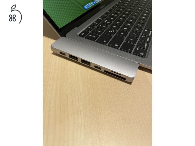 Macbook Air Retina M1 + Satechi billentyűzet és usb hub