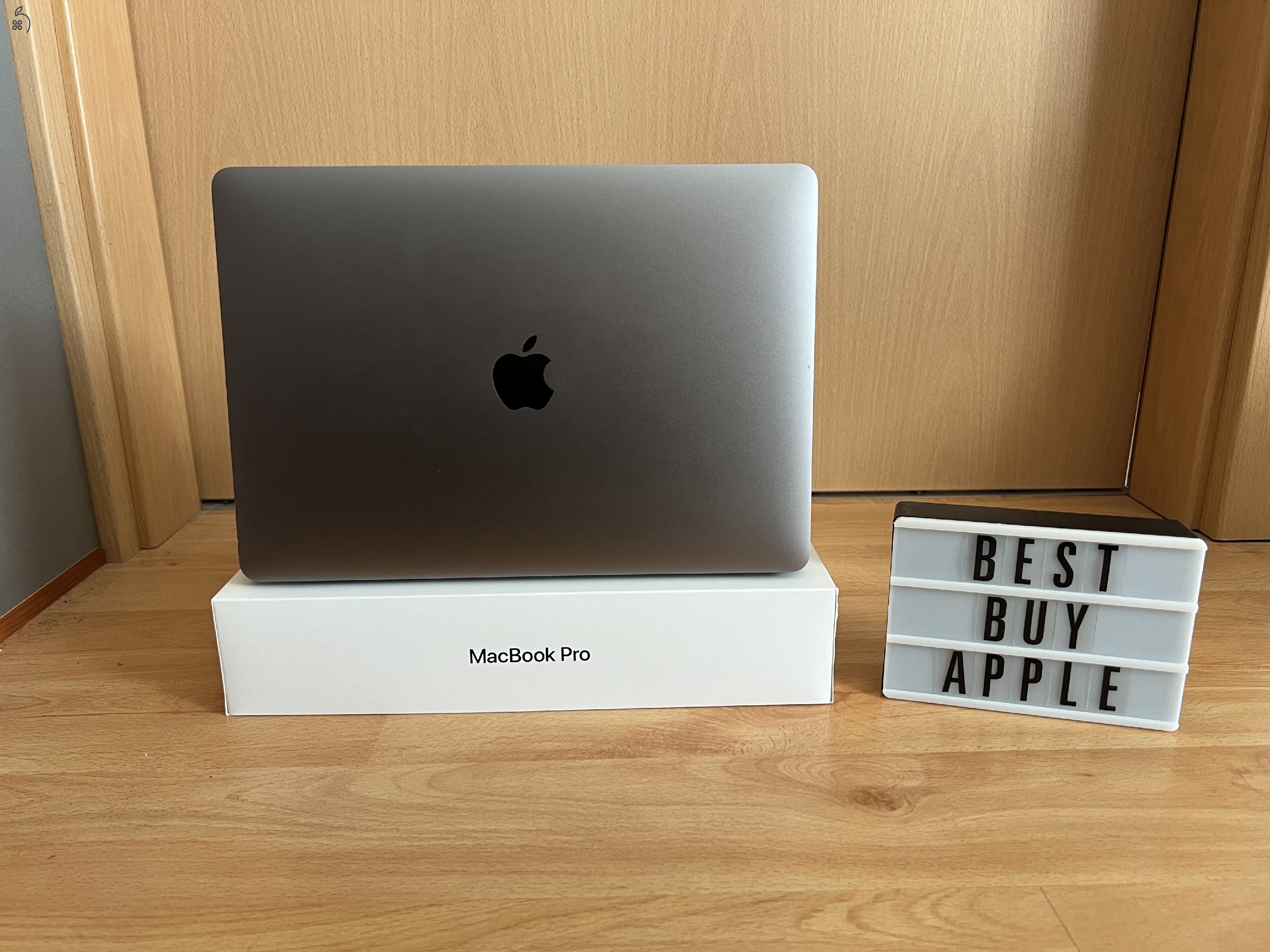 2019 MacBook Pro 13 TB / i5 2.4 GHz / 8GB / 256GB SSD / Magyar / Space Gray / Új Aksival ! ! !