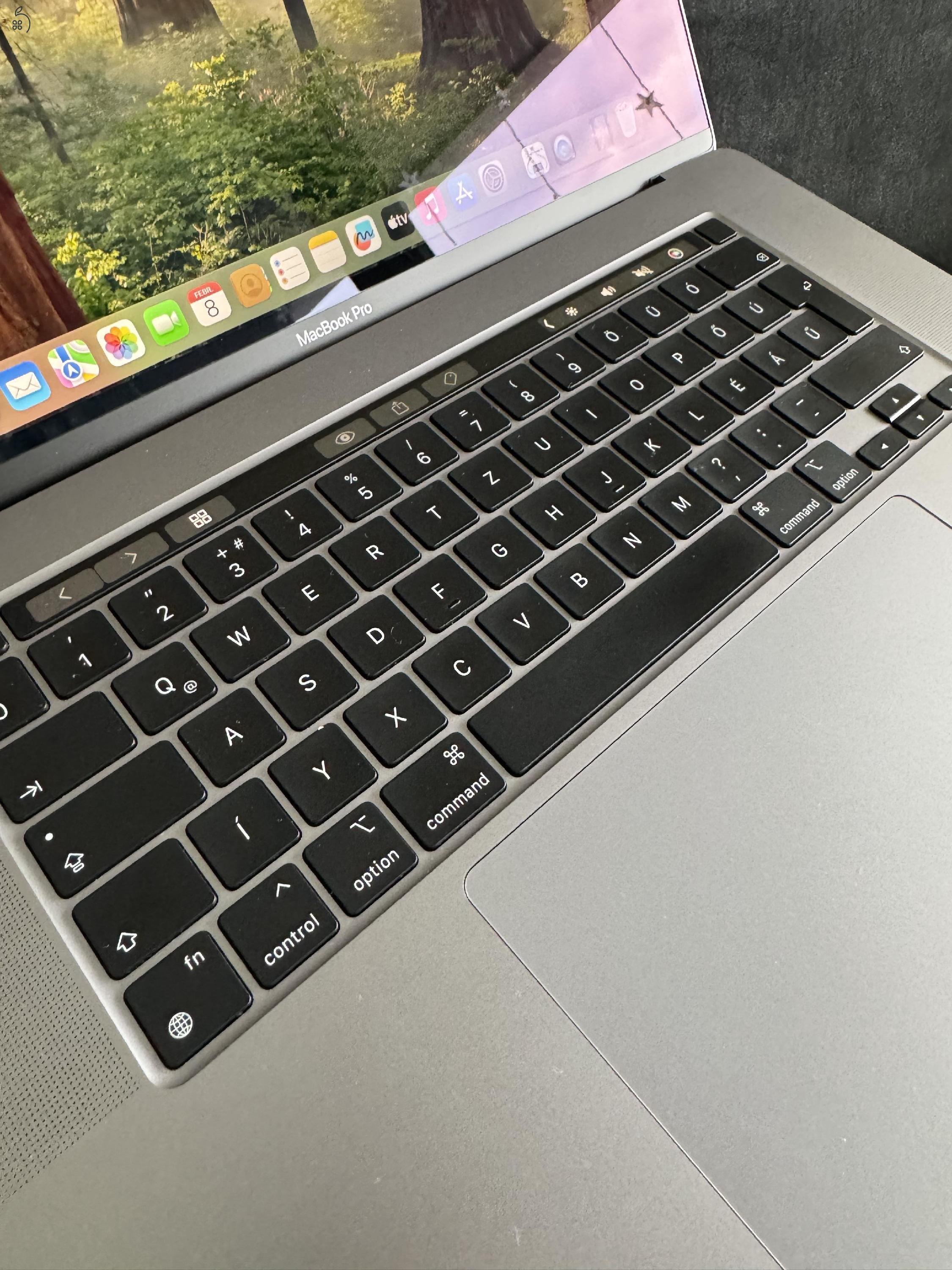 Eladó macbook pro 2019, i7, 32Gb, 512 ssd, KARCMENTES, touchbar, 166 ciklus