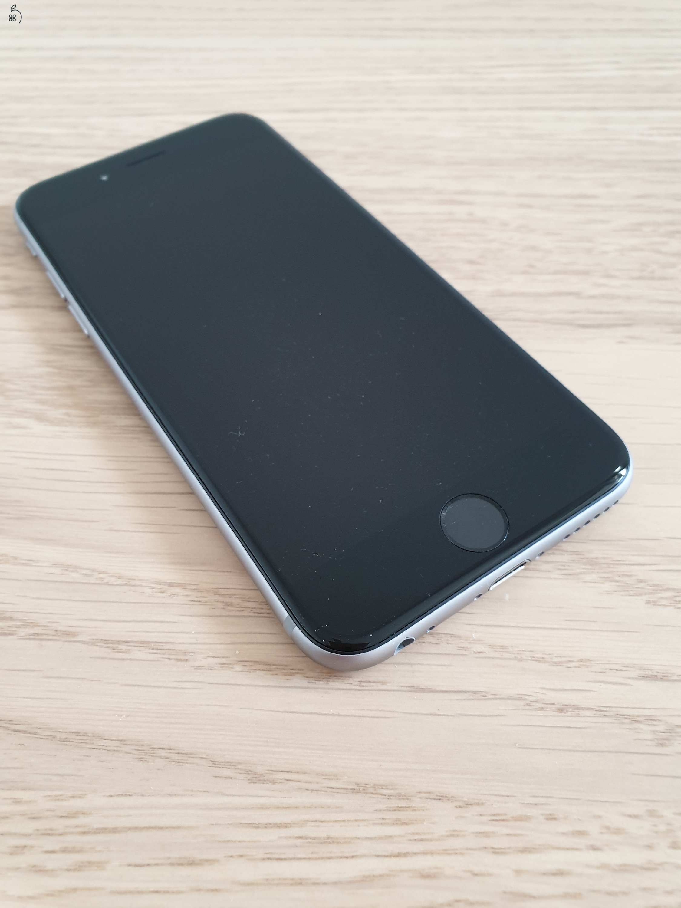 Eladó egy megkímélt iPhone 6S 32GB Space Grey mobiltelefon 