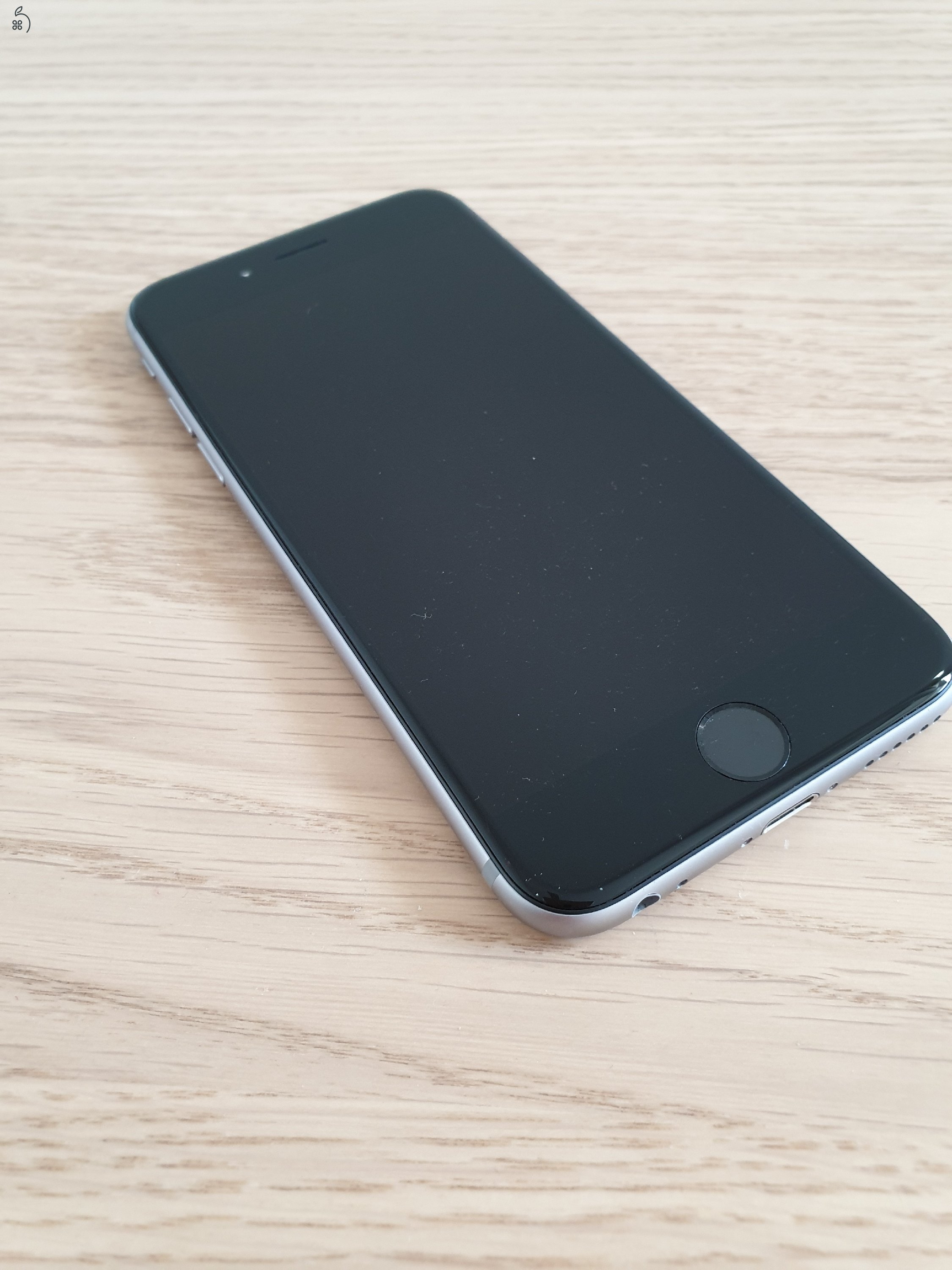 Eladó egy megkímélt iPhone 6S 32GB Space Grey mobiltelefon 