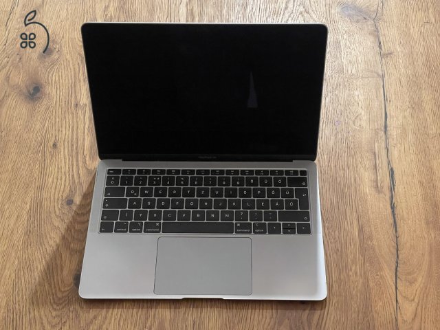 Macbook Air 13” 2018 + billentyűzet + usb-c hub