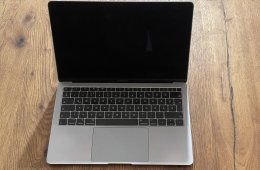 Macbook Air 13” 2018 + billentyűzet + usb-c hub