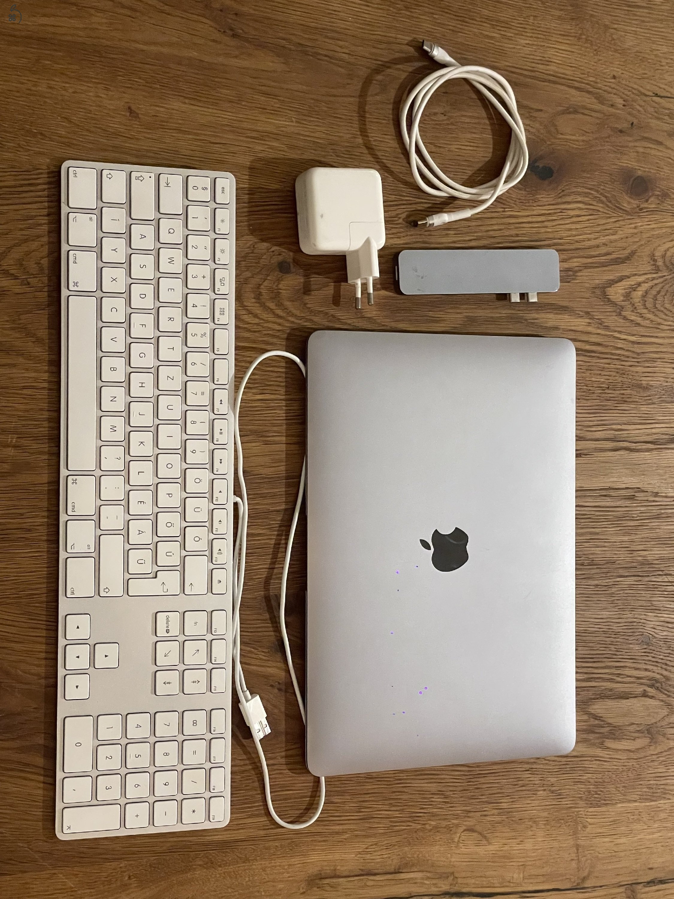 Macbook Air 13” 2018 + billentyűzet + usb-c hub