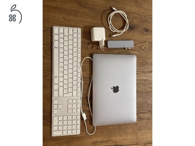 Macbook Air 13” 2018 + billentyűzet + usb-c hub