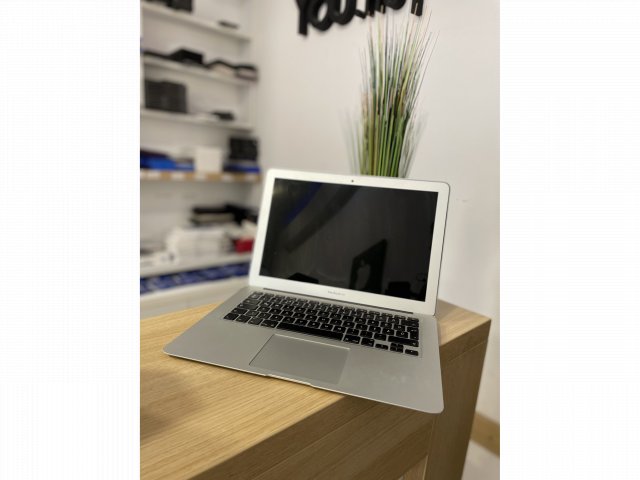 Apple MacBook Air 13″ 2015 Silver Használt