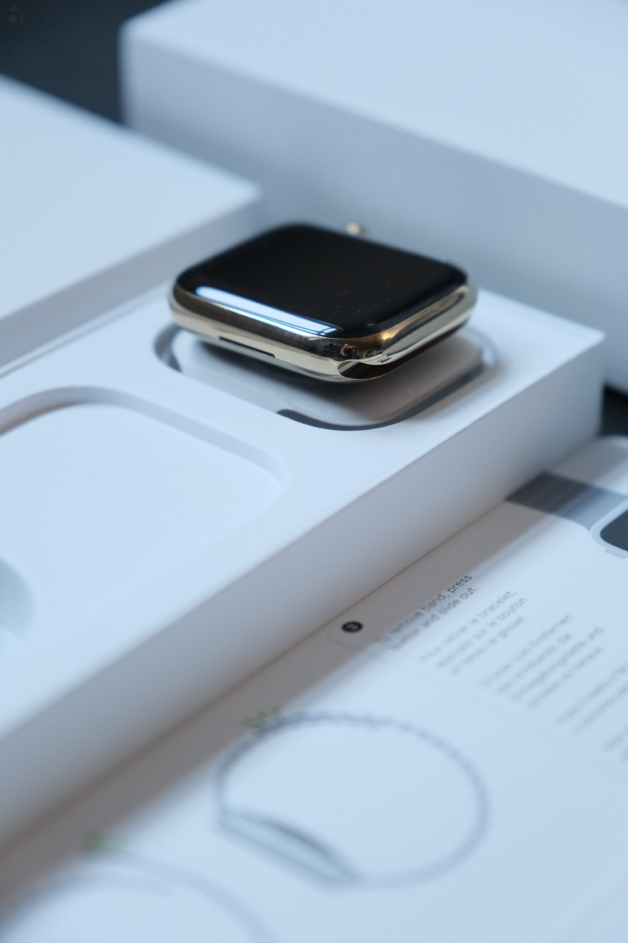Apple Watch S8 Stainless Steel GOLD