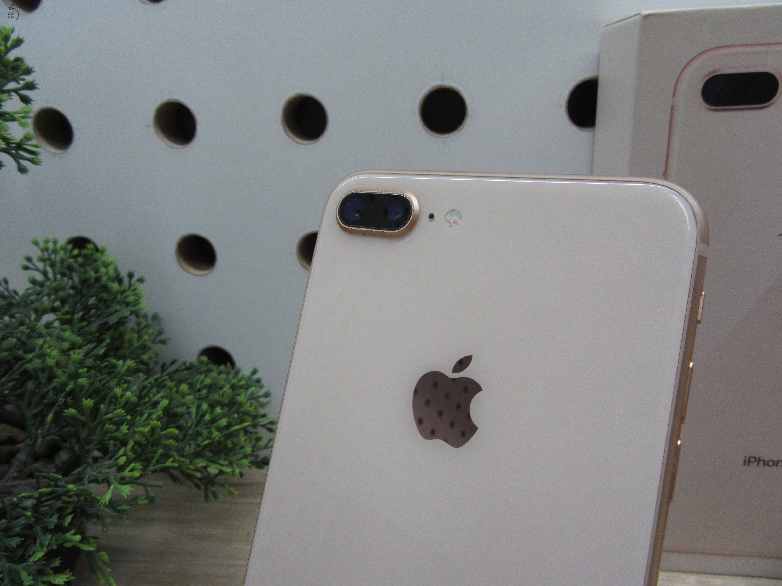 Apple iPhone 8 Plus - Rose Gold - Használt, szép állapot