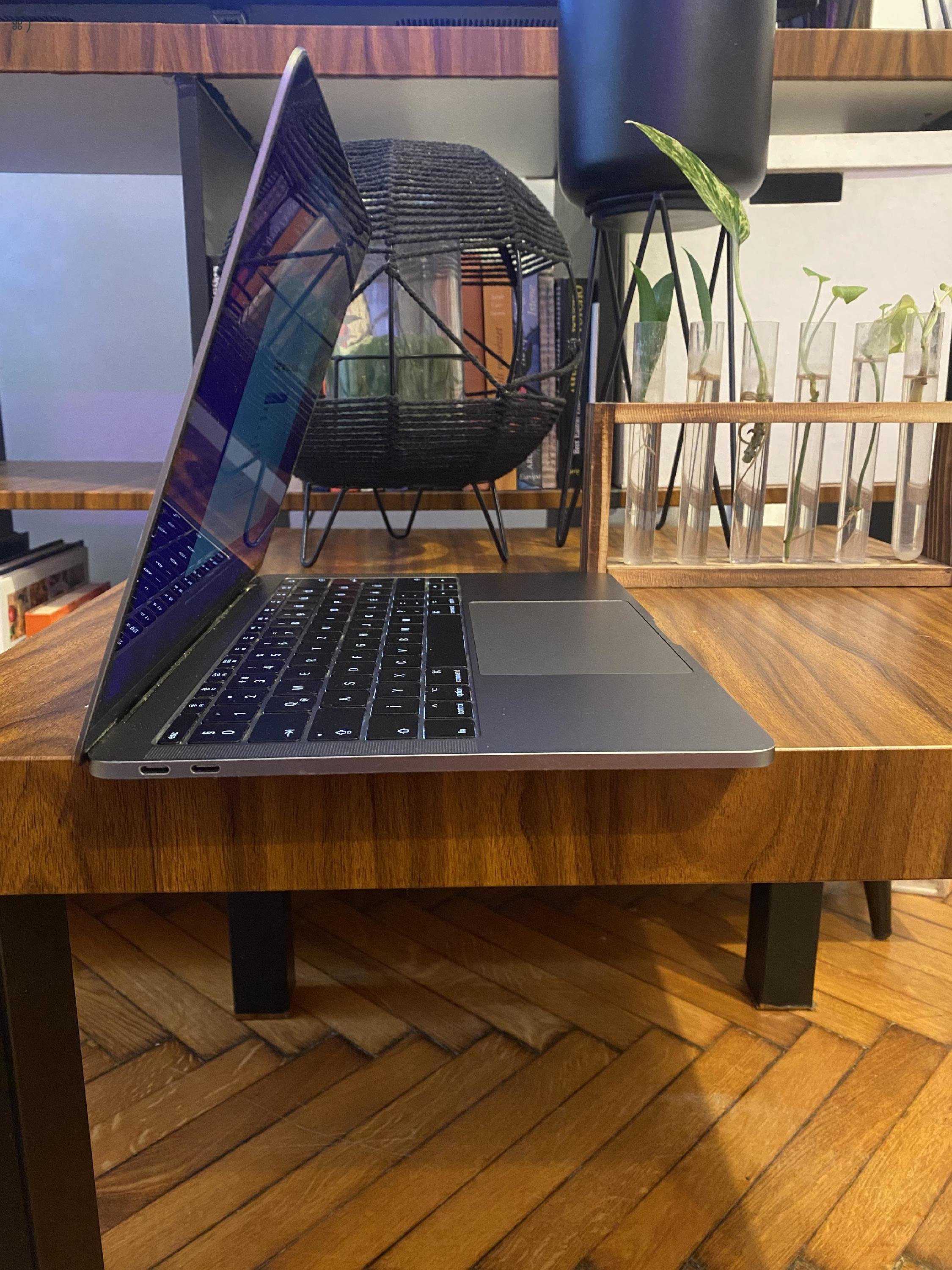 MacBook Pro (13 hüvelykes, 2016, két Thunderbolt 3 port)