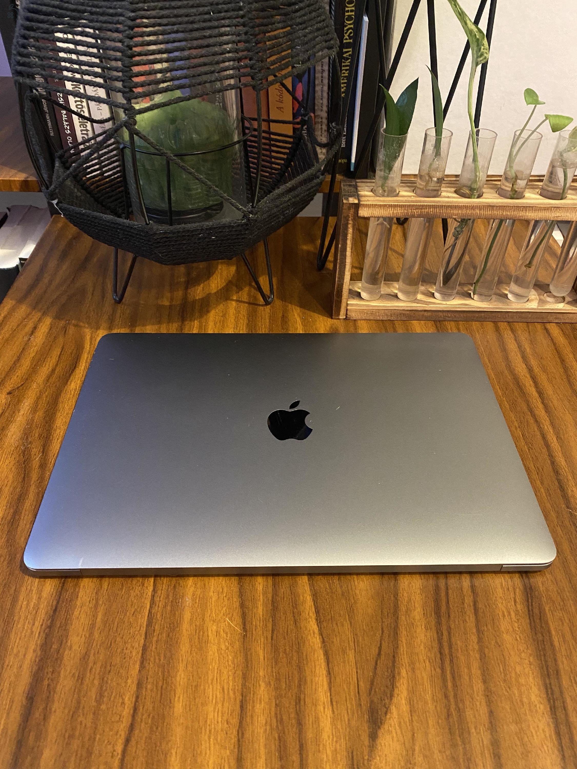 MacBook Pro (13 hüvelykes, 2016, két Thunderbolt 3 port)