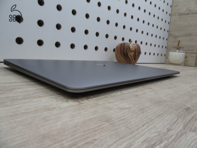  Apple Macbook Air 13 M1 - 2020 - Használt, szép állapot 